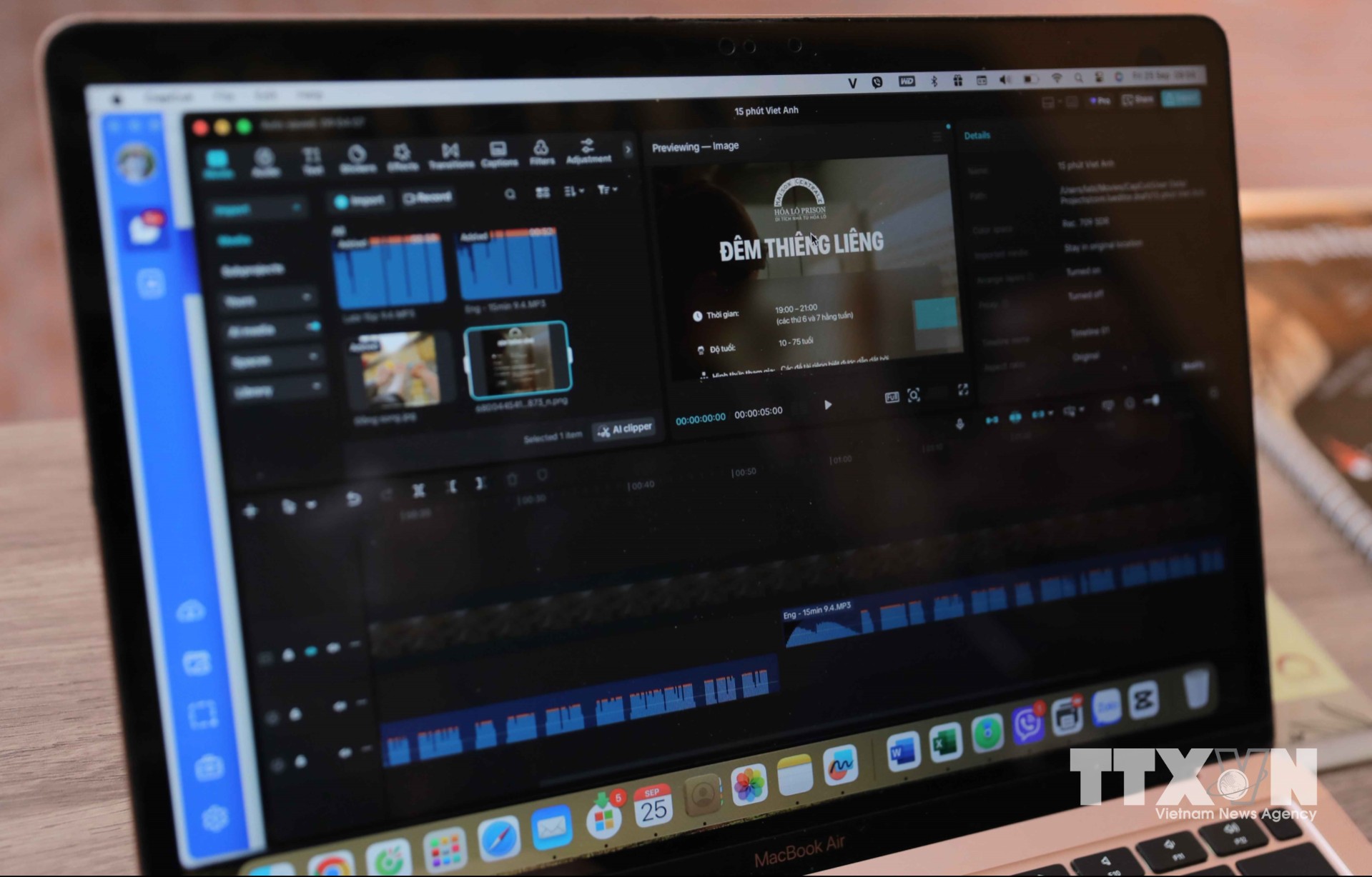 Các hình ảnh, âm thanh và video clip được nhân viên xử lý bằng phần mềm chuyên dụng trước khi đưa vào hệ thống phục vụ du khách tại di tích Nhà tù Hỏa Lò. (Ảnh: Phan Phương/TTXVN)